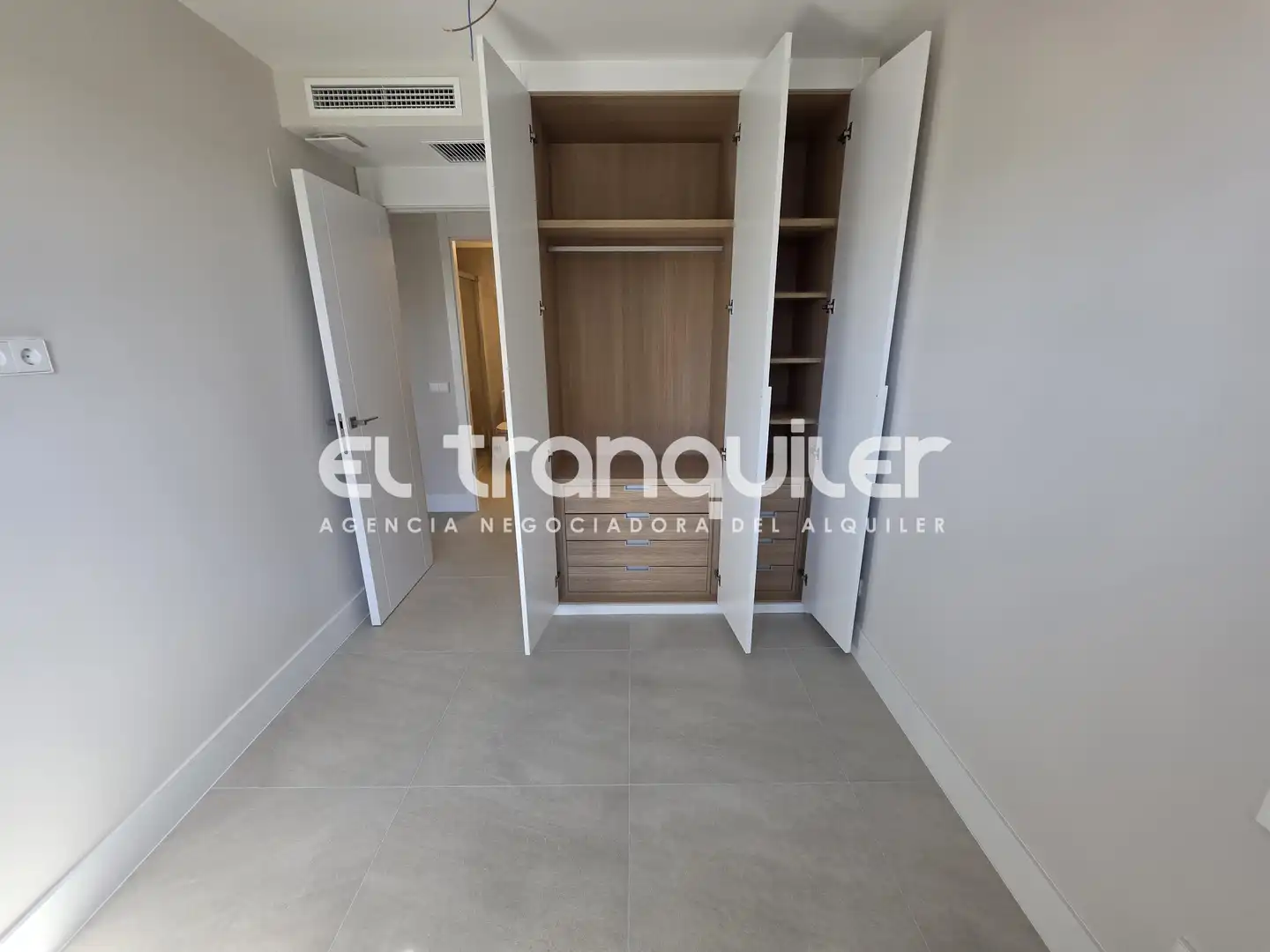 Bedroom of Flat for rent in Madrid  with Air Conditioner, Terrace and Storage room