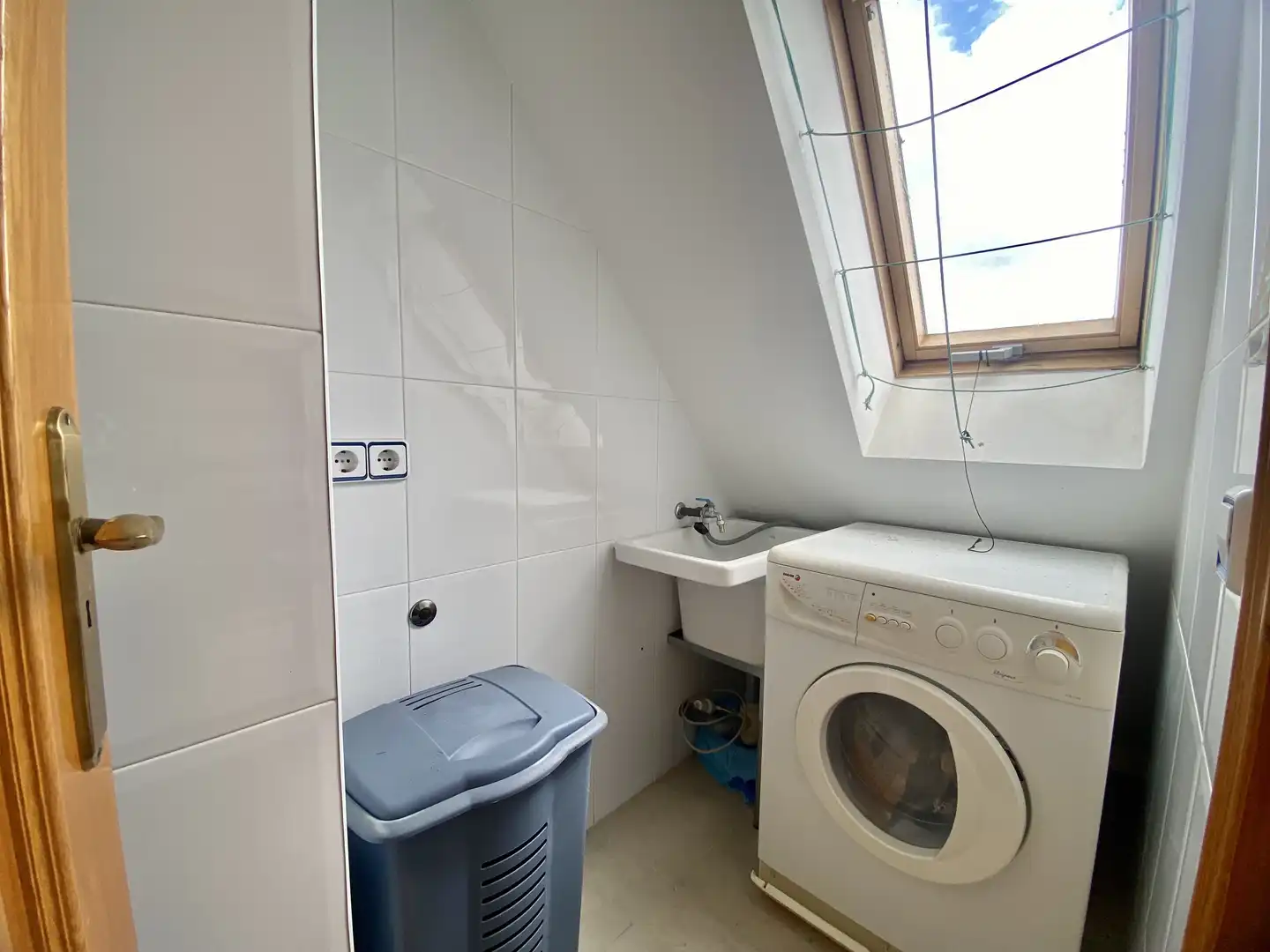 Bathroom of Attic for sale in O Grove    with Parquet flooring, Terrace and Storage room