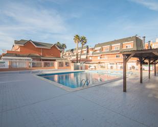 Piscina de Casa adosada en venda en Elche / Elx amb Aire condicionat, Calefacció i Jardí privat