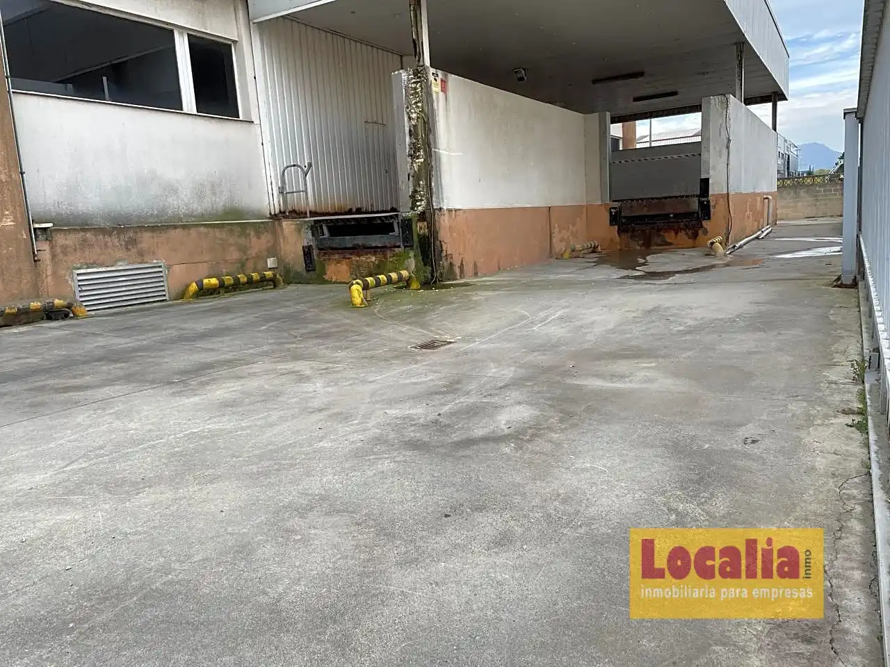 Parking de Nave industrial en venta en Laredo