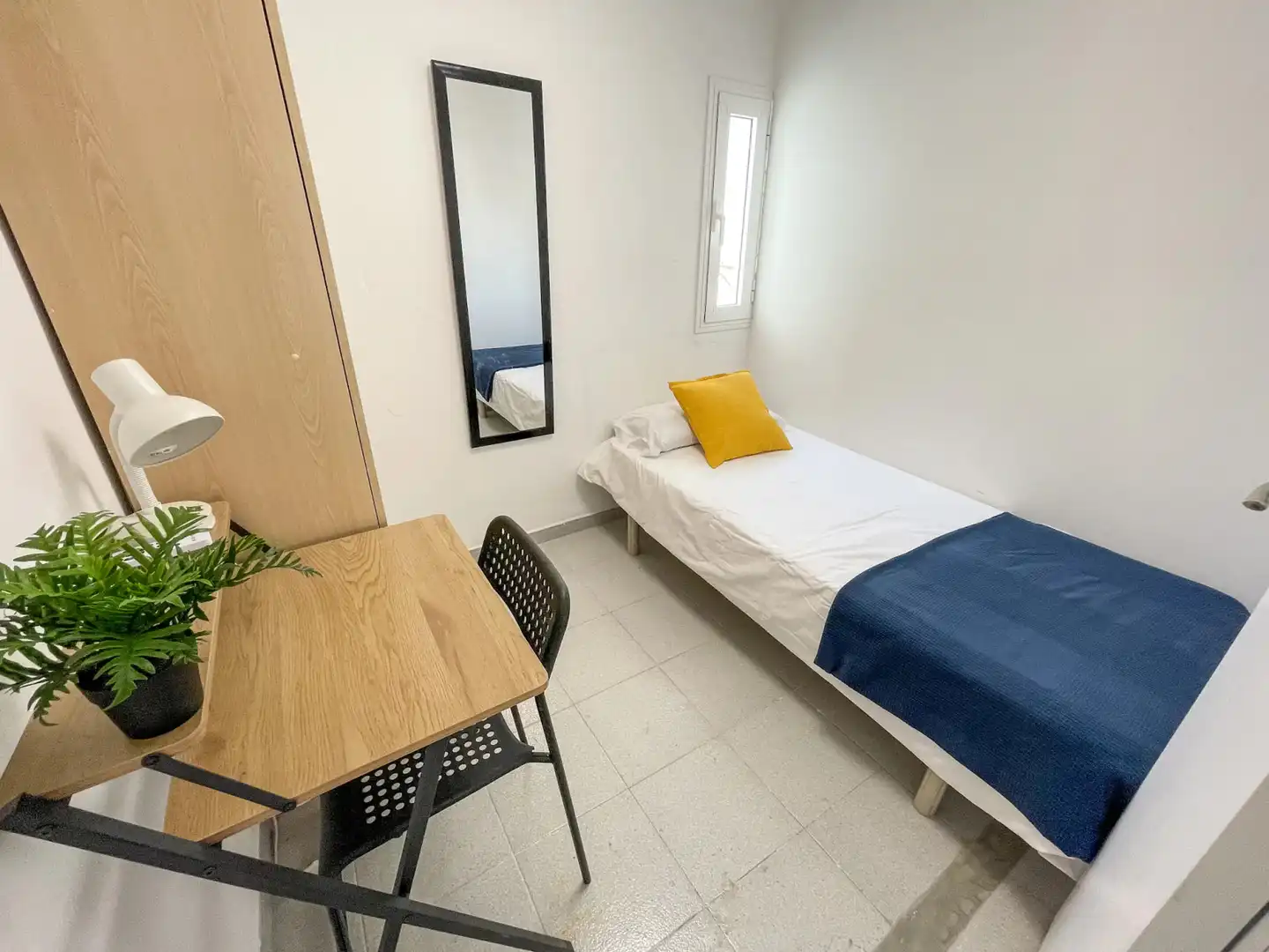 Bedroom of Flat for share in San Pablo - Santa Justa