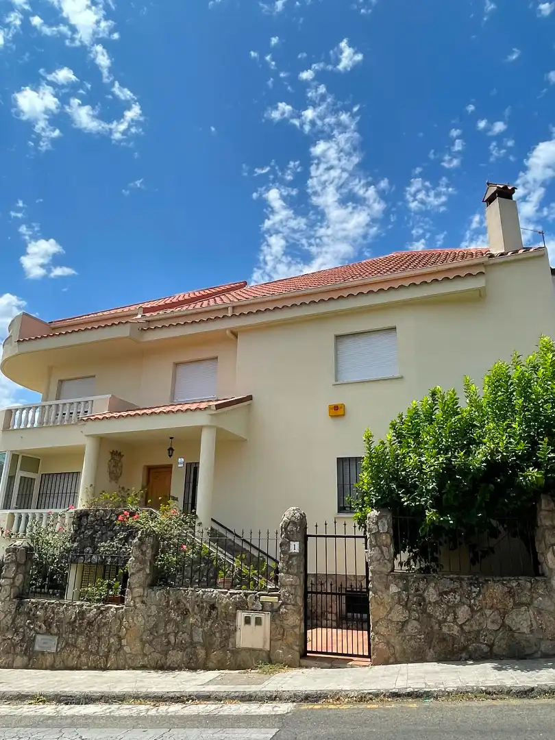 Vista exterior de Casa o xalet en venda en Plasencia amb Aire condicionat, Calefacció i Jardí privat