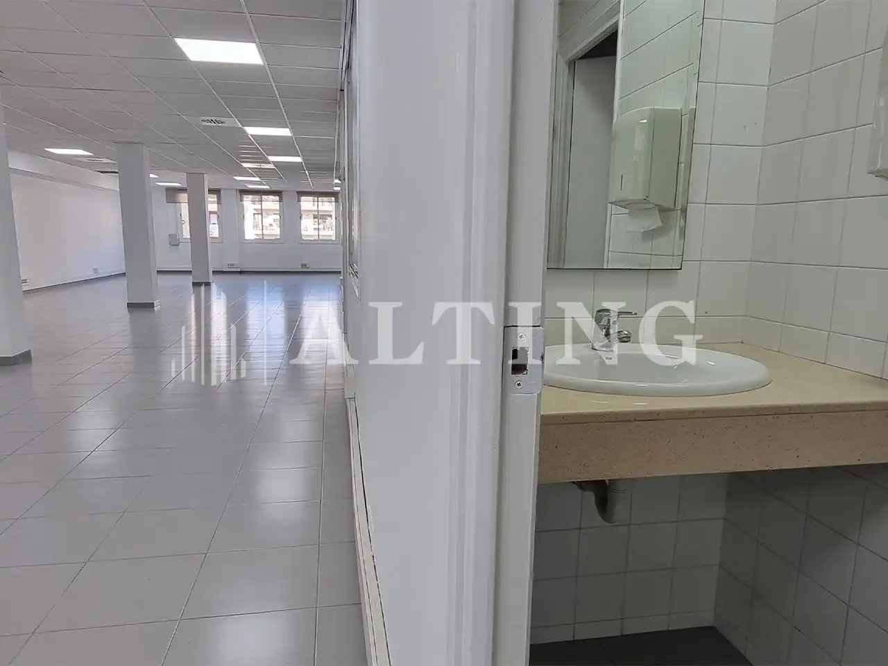 Office space with lift to rent in Entença, imagen 18