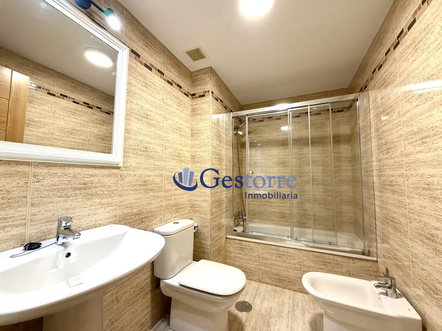 Bathroom of Flat for rent in Oviedo   with Heating and Furnished