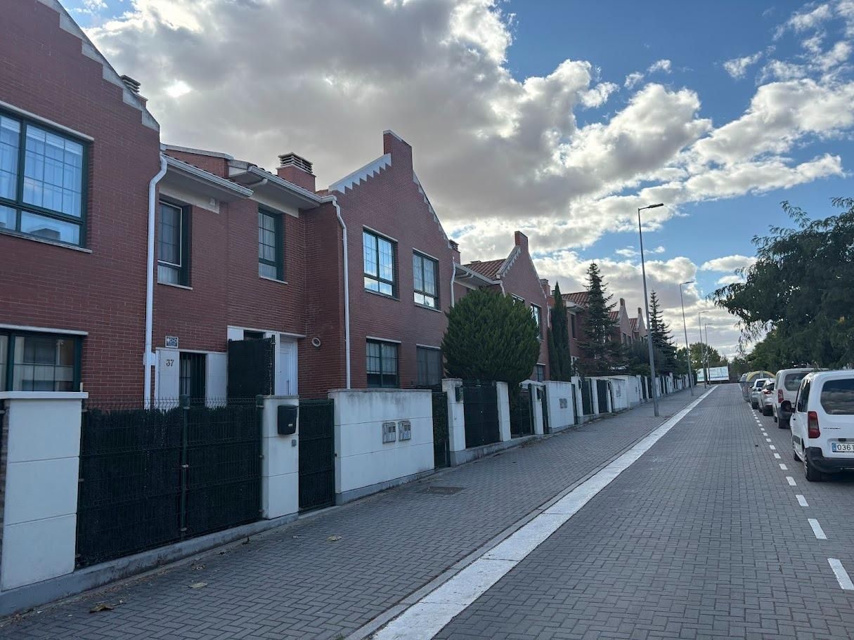 Exterior view of Single-family semi-detached for sale in Valladolid Capital  with Heating, Terrace and Storage room