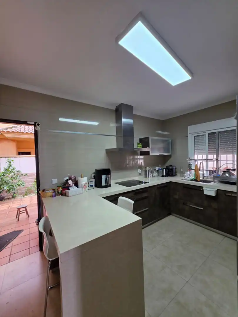 Cuina de Casa o xalet en venda en La Rinconada amb Aire condicionat, Calefacció i Jardí privat