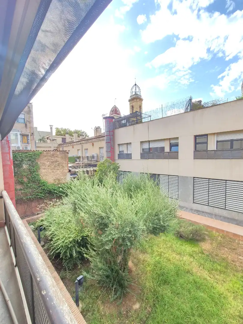 Vista exterior de Pis en venda en Les Corts