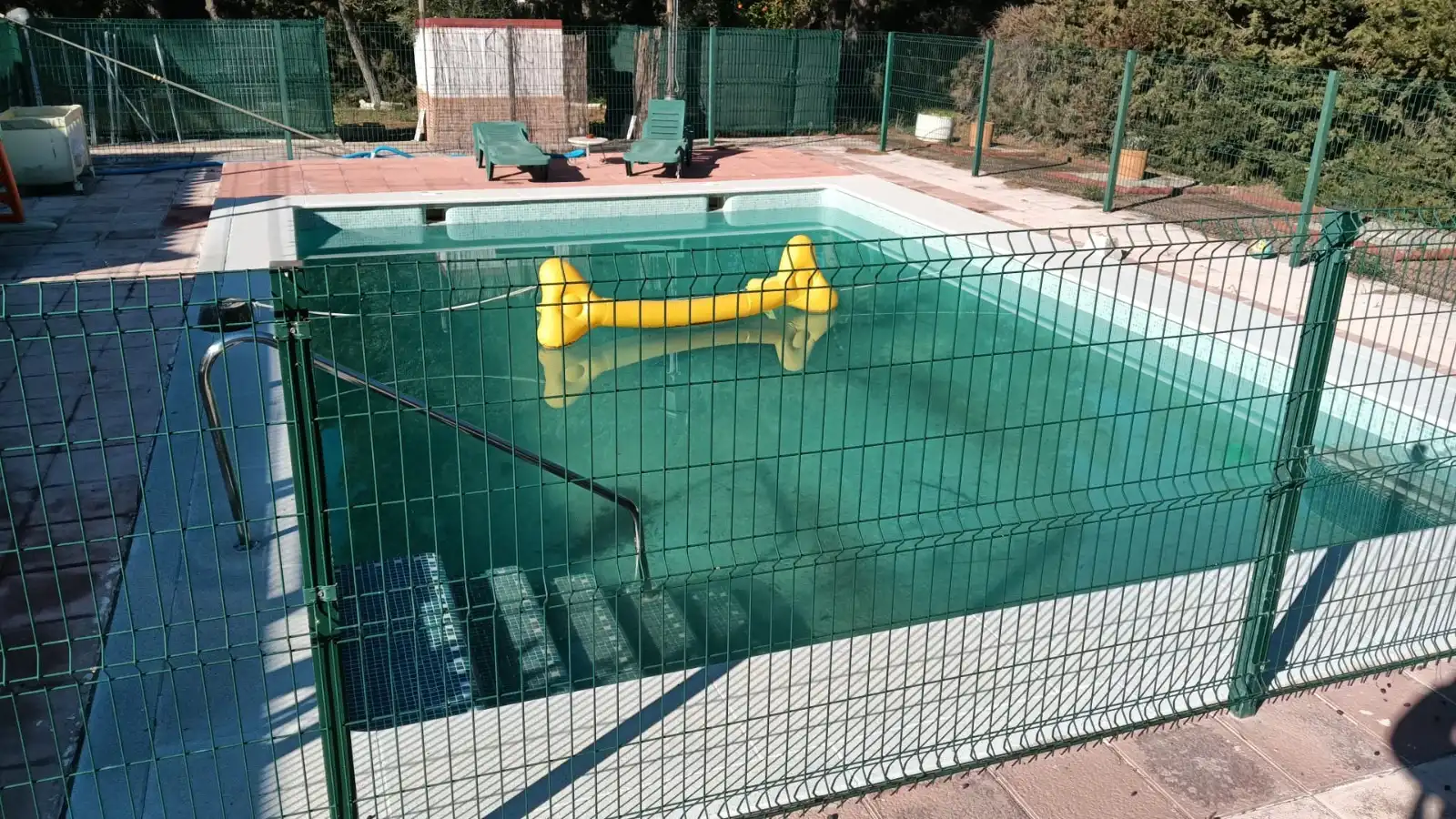 Chalet con piscina en venta en Algarbes