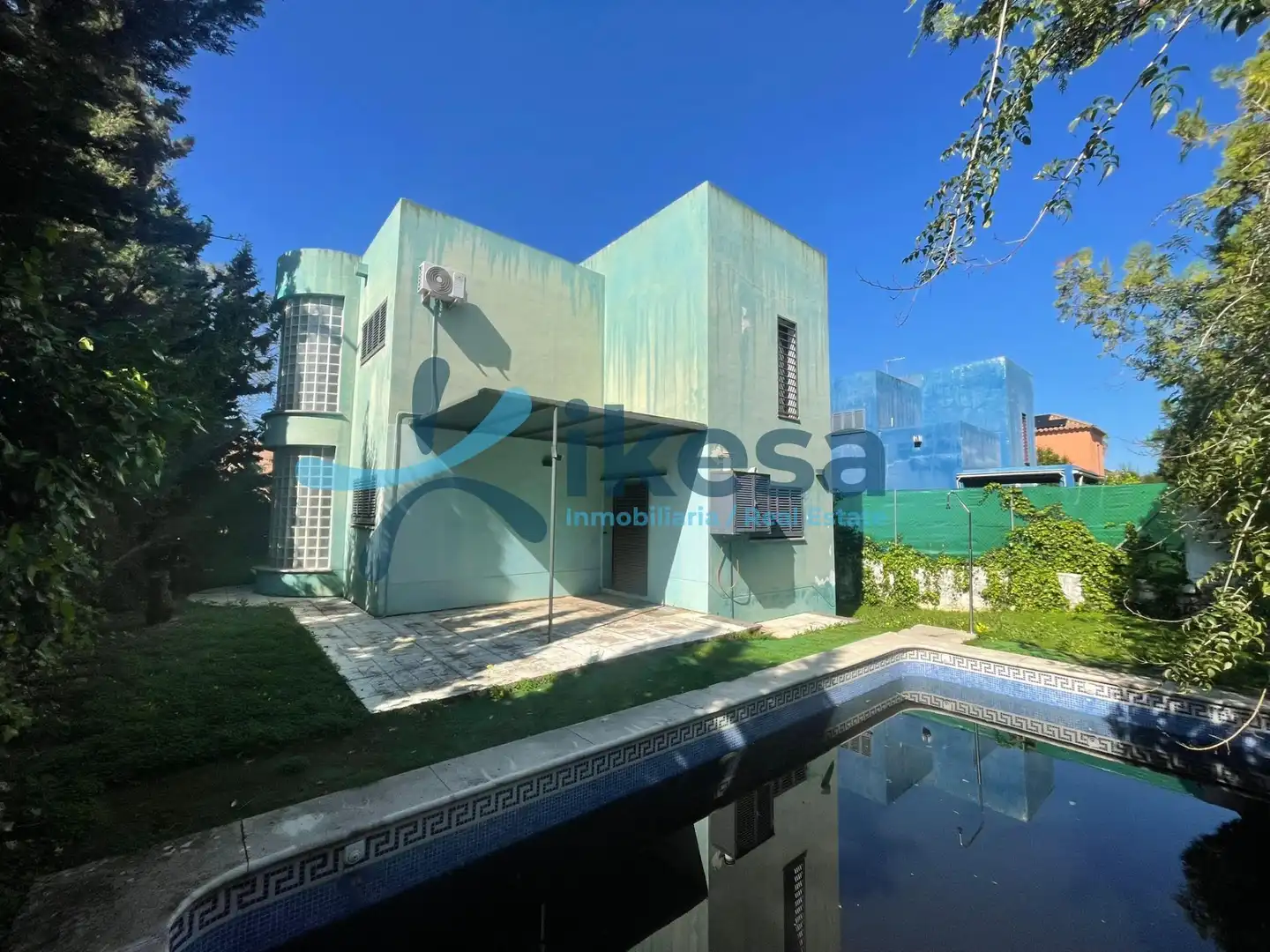 Vista exterior de Casa o xalet en venda en Espartinas amb Jardí privat, Piscina i Piscina comunitària