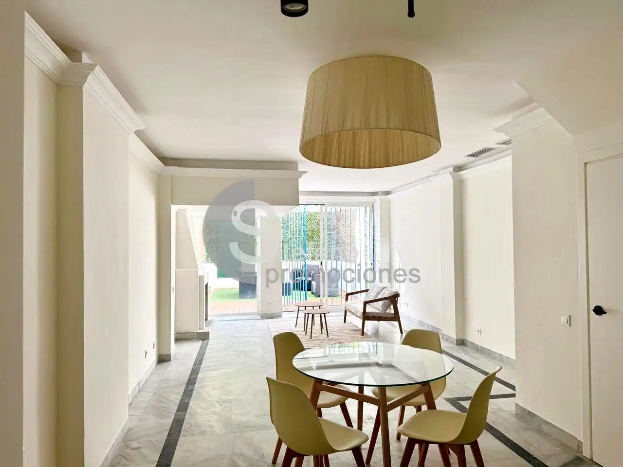 Menjador de Planta baixa en venda en Marbella amb Aire condicionat, Jardí privat i Terrassa