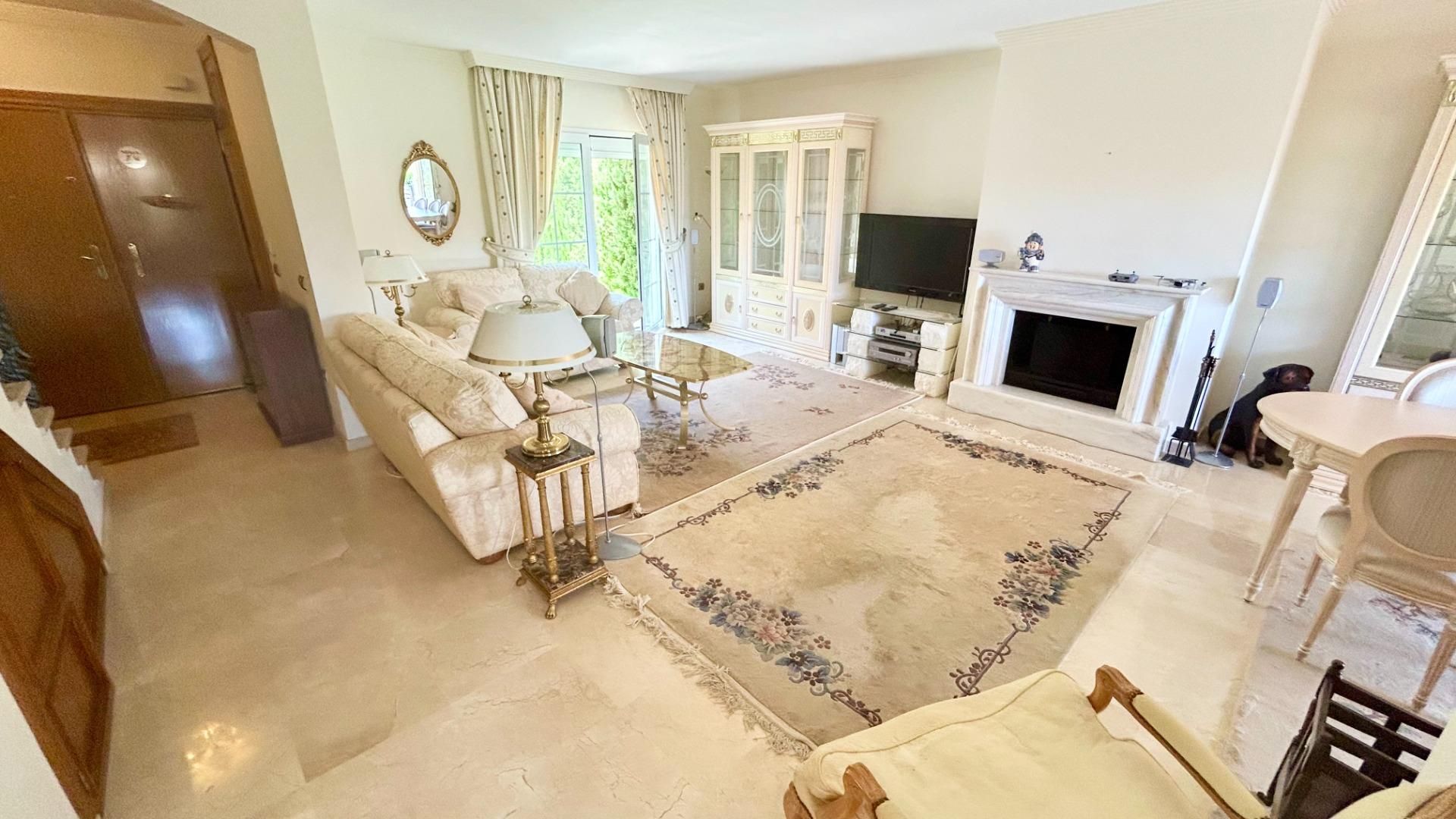 Sala d'estar de Casa adosada en venda en Benalmádena amb Aire condicionat, Jardí privat i Terrassa