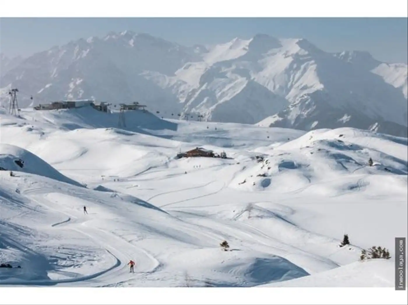 Außenansicht von Gebäude zum Verkauf in Alp