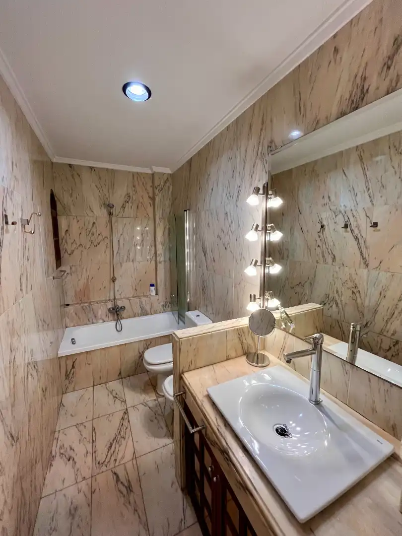 Badezimmer von Wohnung zur Miete in Valencia mit Klimaanlage, Heizung und Terrasse