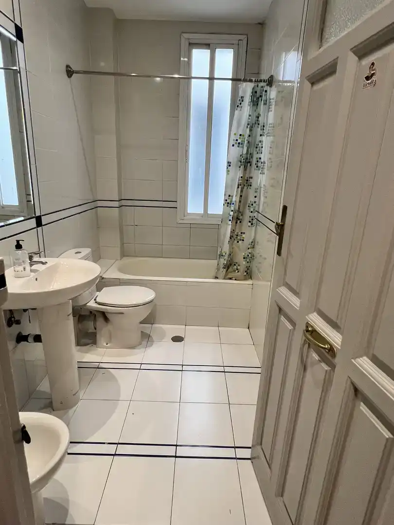 Bathroom of Flat for sale in  Madrid Capital  with Air Conditioner and Balcony