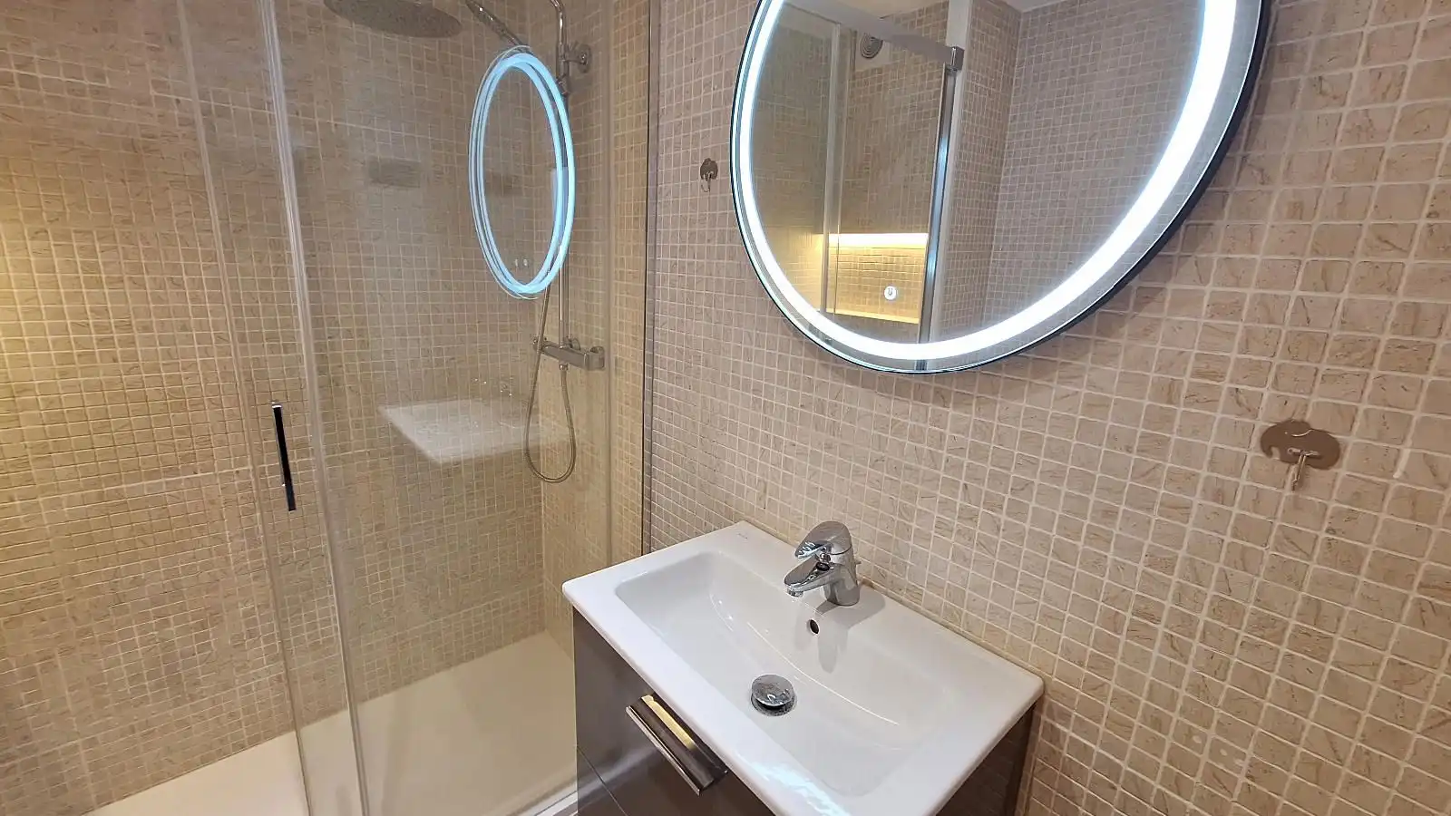 Badezimmer von Wohnung zur Miete in L'Hospitalet de Llobregat mit Klimaanlage und Heizung