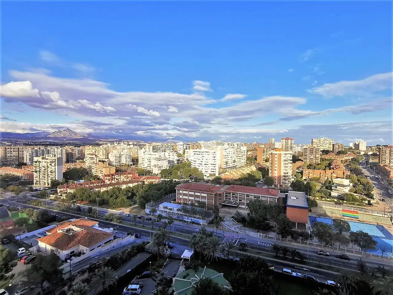 Vista exterior de Pis en venda en Alicante / Alacant amb Aire condicionat, Terrassa i Piscina comunitària
