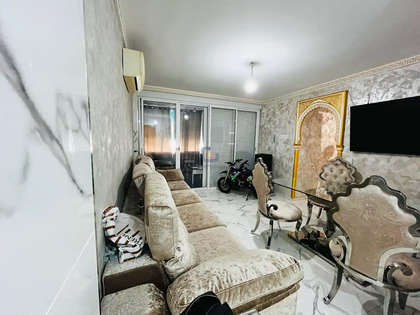 Sala d'estar de Pis en venda en Alicante / Alacant amb Aire condicionat, Jardí privat i Piscina comunitària