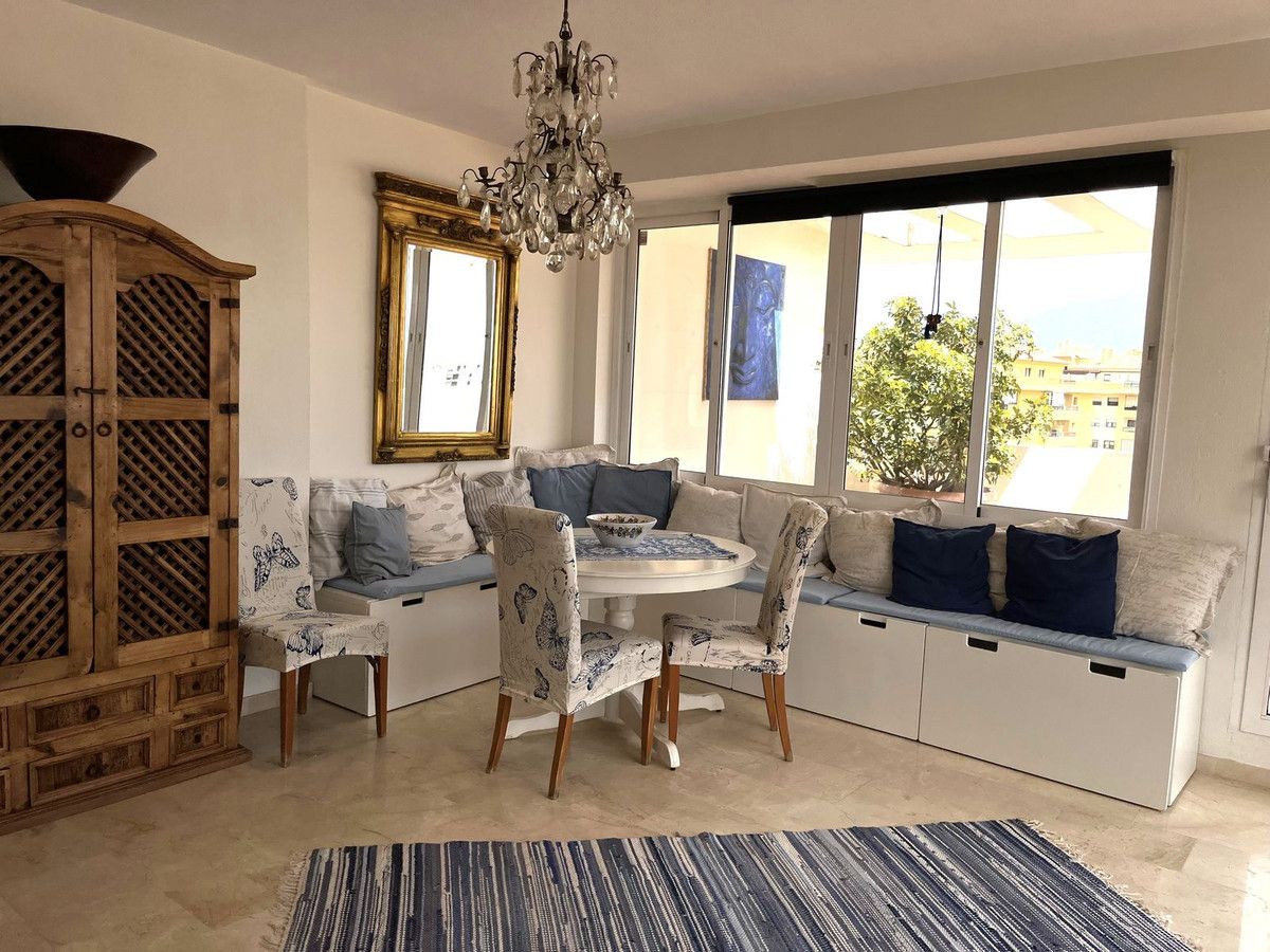 Menjador de Dúplex de lloguer en Marbella amb Aire condicionat, Terrassa i Moblat