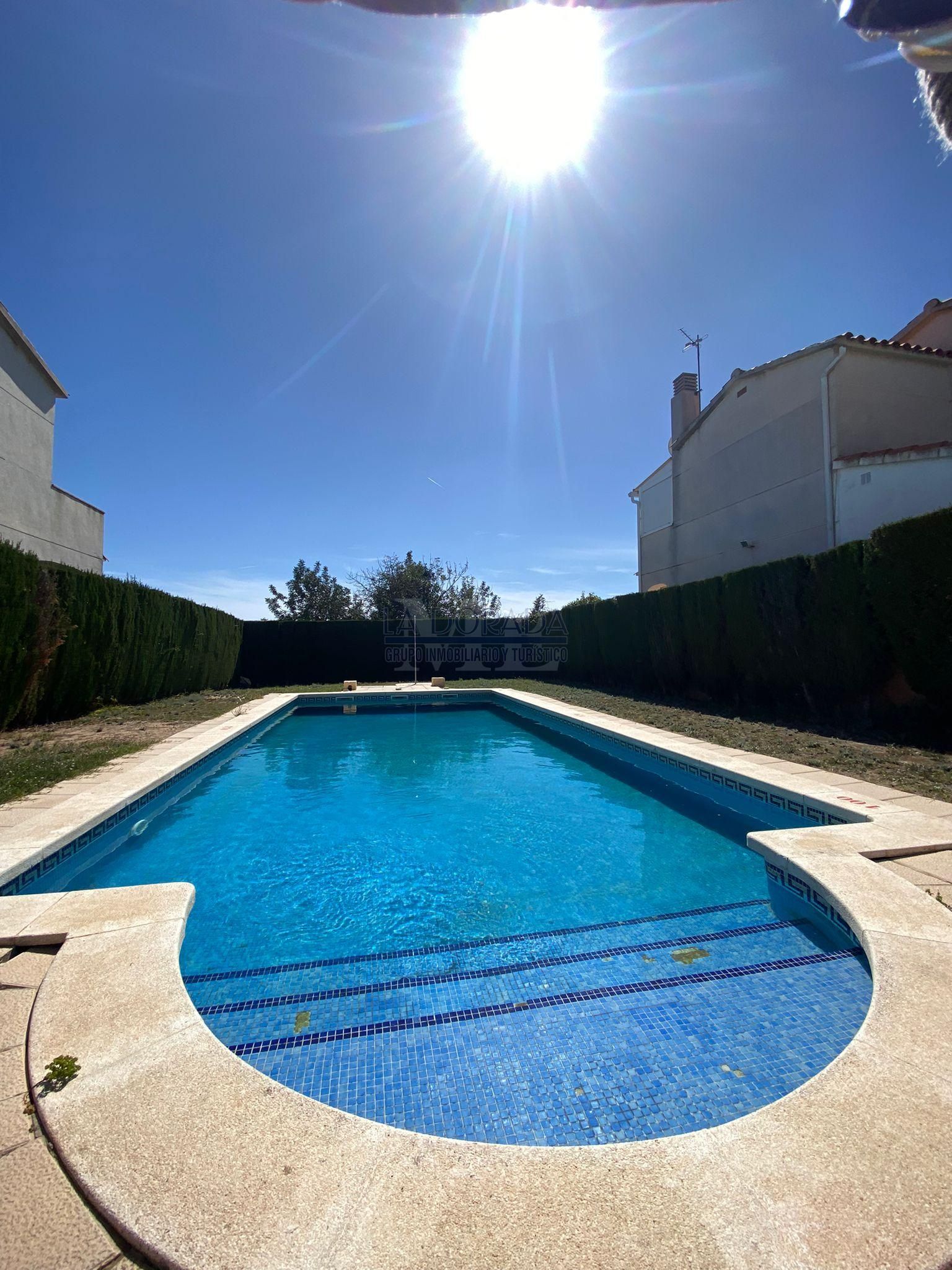 Piscina de Casa adosada en venda en Mont-roig del Camp amb Aire condicionat, Calefacció i Jardí privat