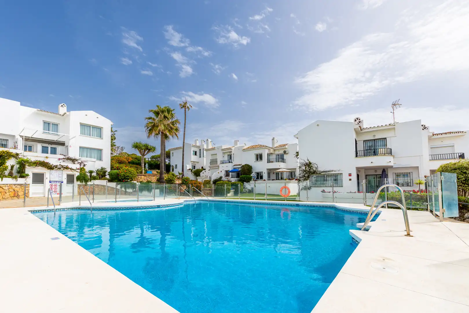Schwimmbecken von Einfamilien-Reihenhaus zum Verkauf in Mijas mit Klimaanlage, Terrasse und Schwimmbad