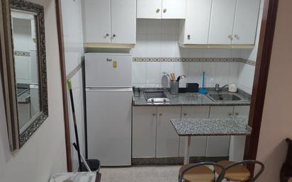 Cuina de Apartament de lloguer en Oviedo  amb Calefacció, Parquet i Moblat