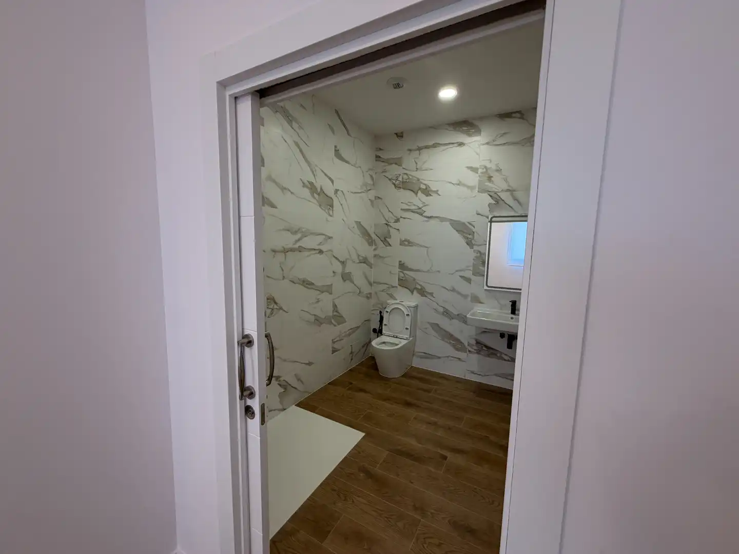 Bany de Apartament en venda en Gijón  amb Calefacció, Forn i Microones