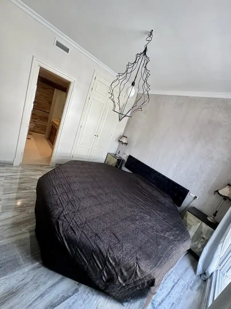 Schlafzimmer von Wohnung zur Miete in  Sevilla Capital mit Klimaanlage, Schwimmbad und Balkon