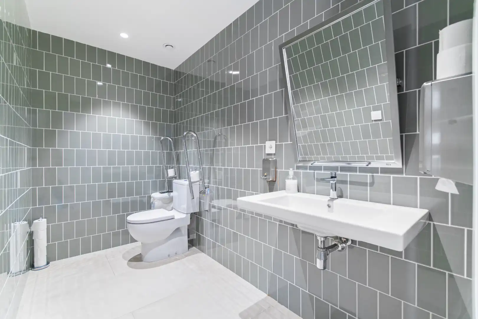 Badezimmer von Büro zur Miete in Cornellà de Llobregat mit Klimaanlage, Heizung und Alarm