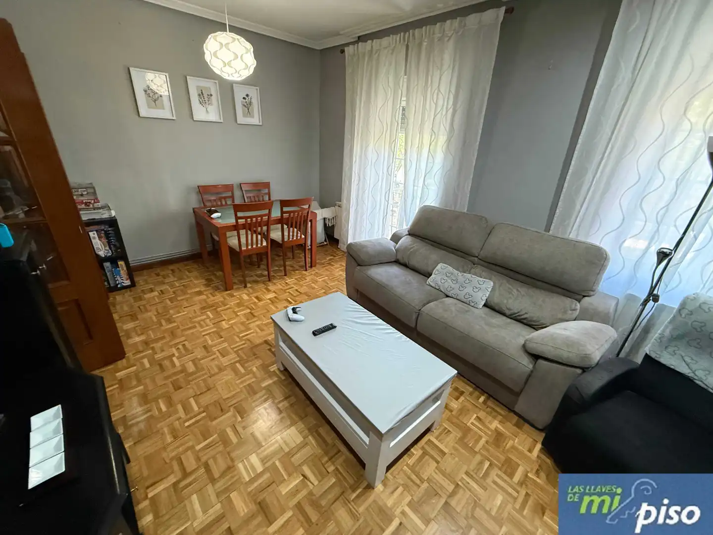 Living room of Flat for sale in Valladolid  with Heating, Parquet flooring and Furnished