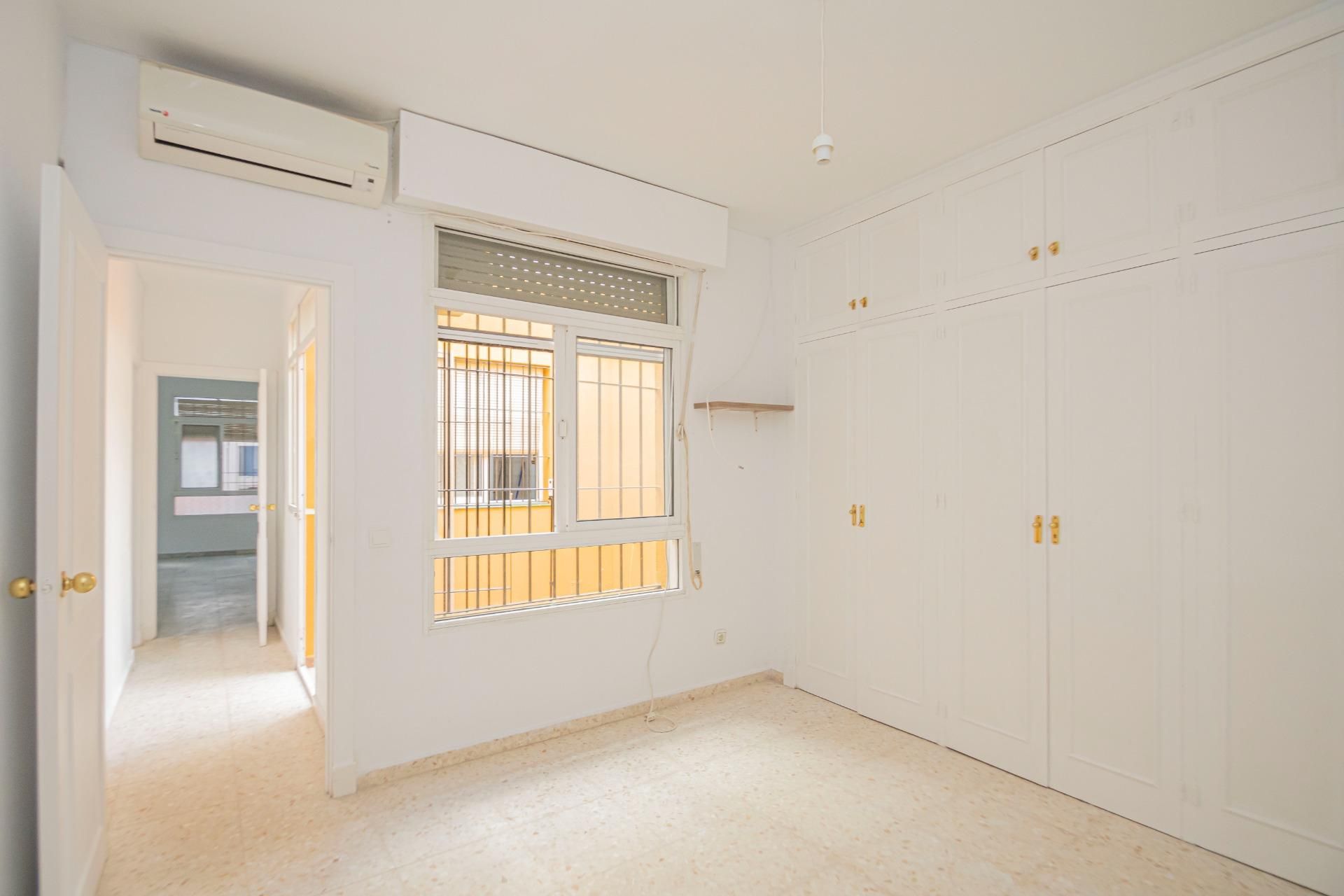 Bedroom of Flat for sale in  Sevilla Capital  with Storage room