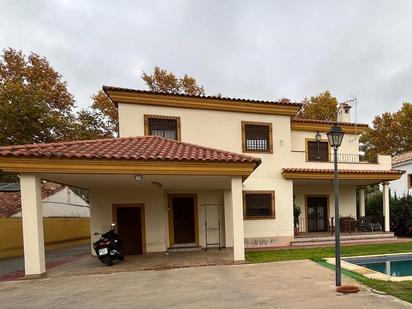 Vista exterior de Casa o xalet en venda en  Córdoba Capital amb Aire condicionat, Calefacció i Jardí privat