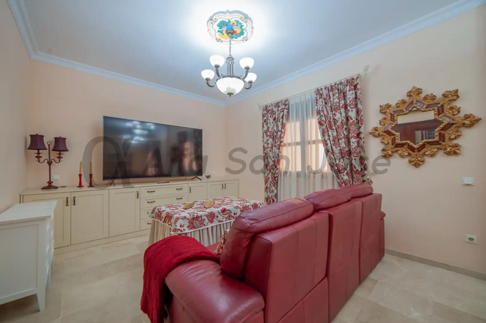 Sala d'estar de Casa adosada en venda en La Rinconada amb Terrassa, Piscina i Moblat