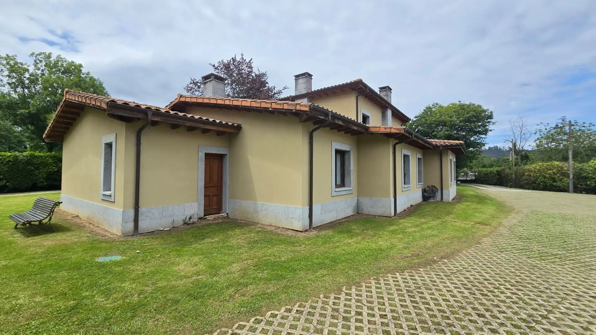 Vista exterior de Casa o xalet en venda en Llanes amb Calefacció, Jardí privat i Piscina