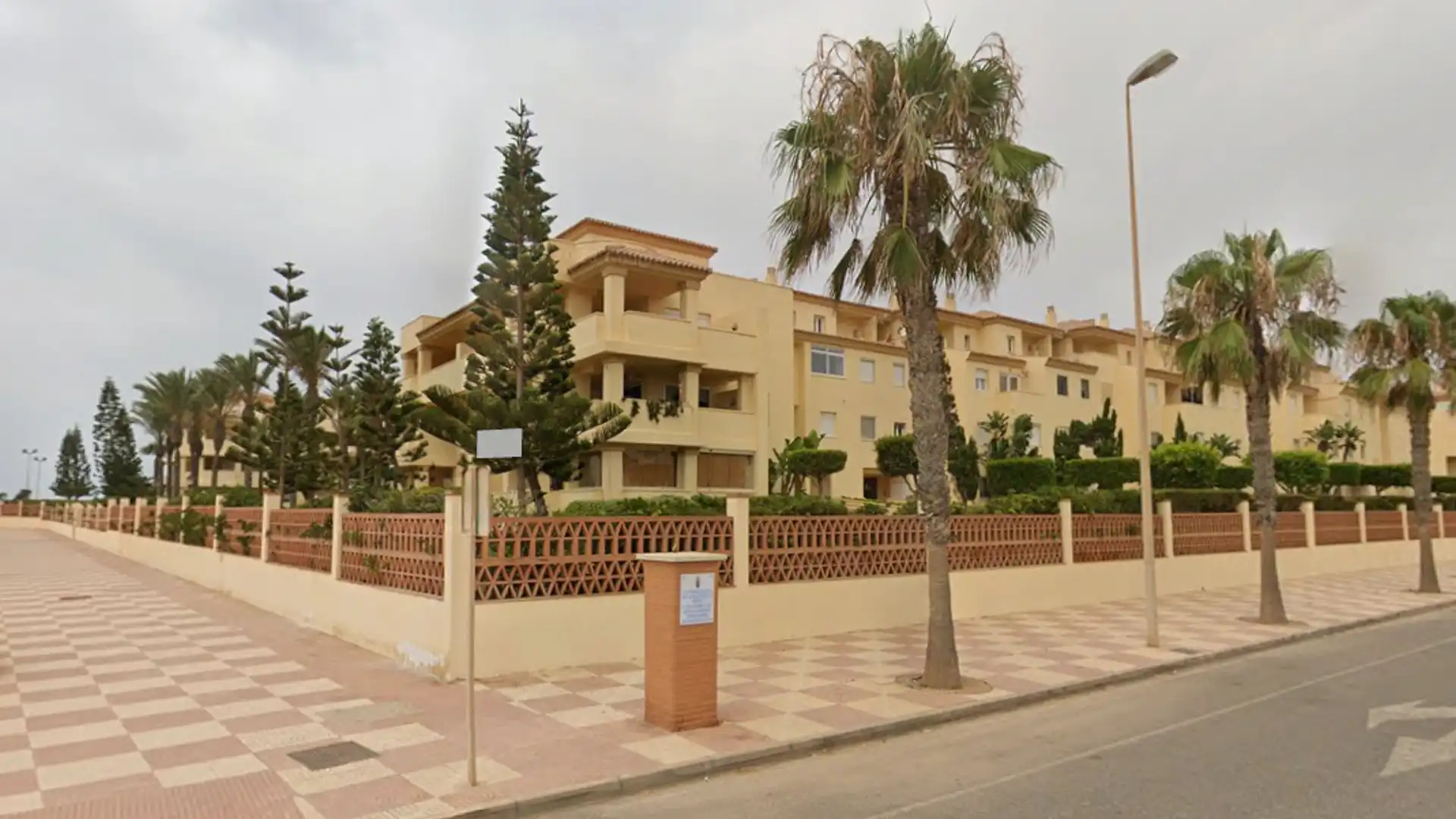 Vista exterior de Piso en venta en Roquetas de Mar con Terraza y Piscina comunitaria