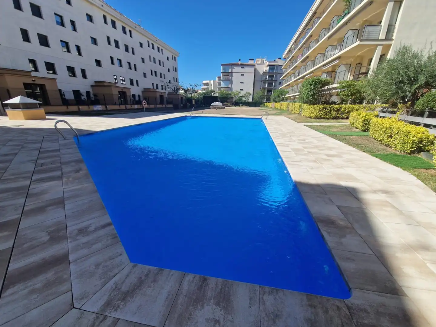 Piscina de Apartament en venda en Roses amb Aire condicionat, Calefacció i Terrassa