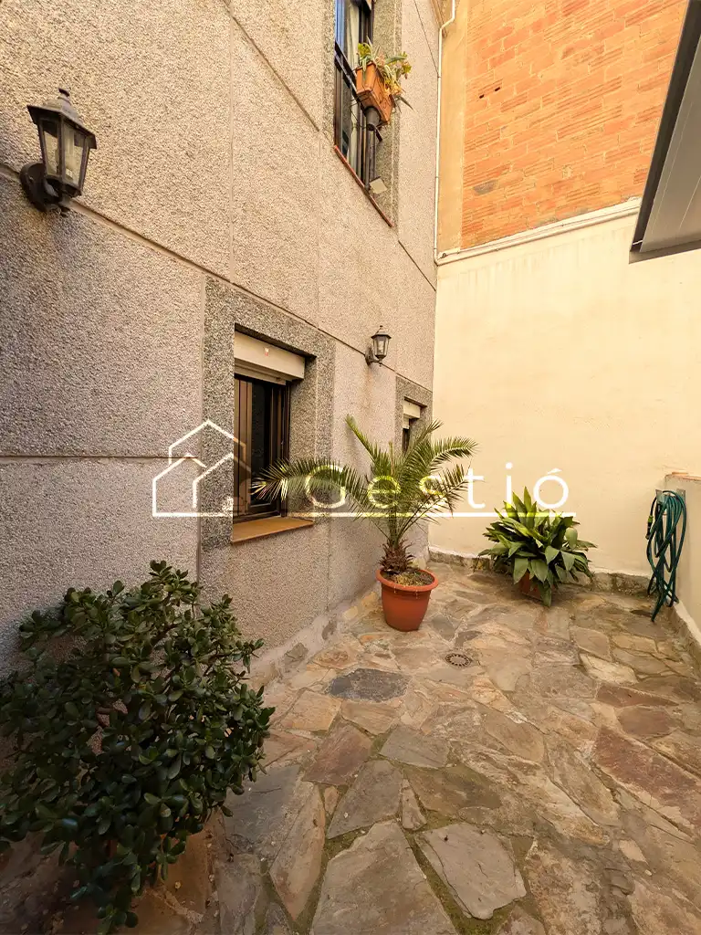 Vista exterior de Casa adosada en venda en Santa Coloma de Gramenet amb Aire condicionat, Calefacció i Jardí privat