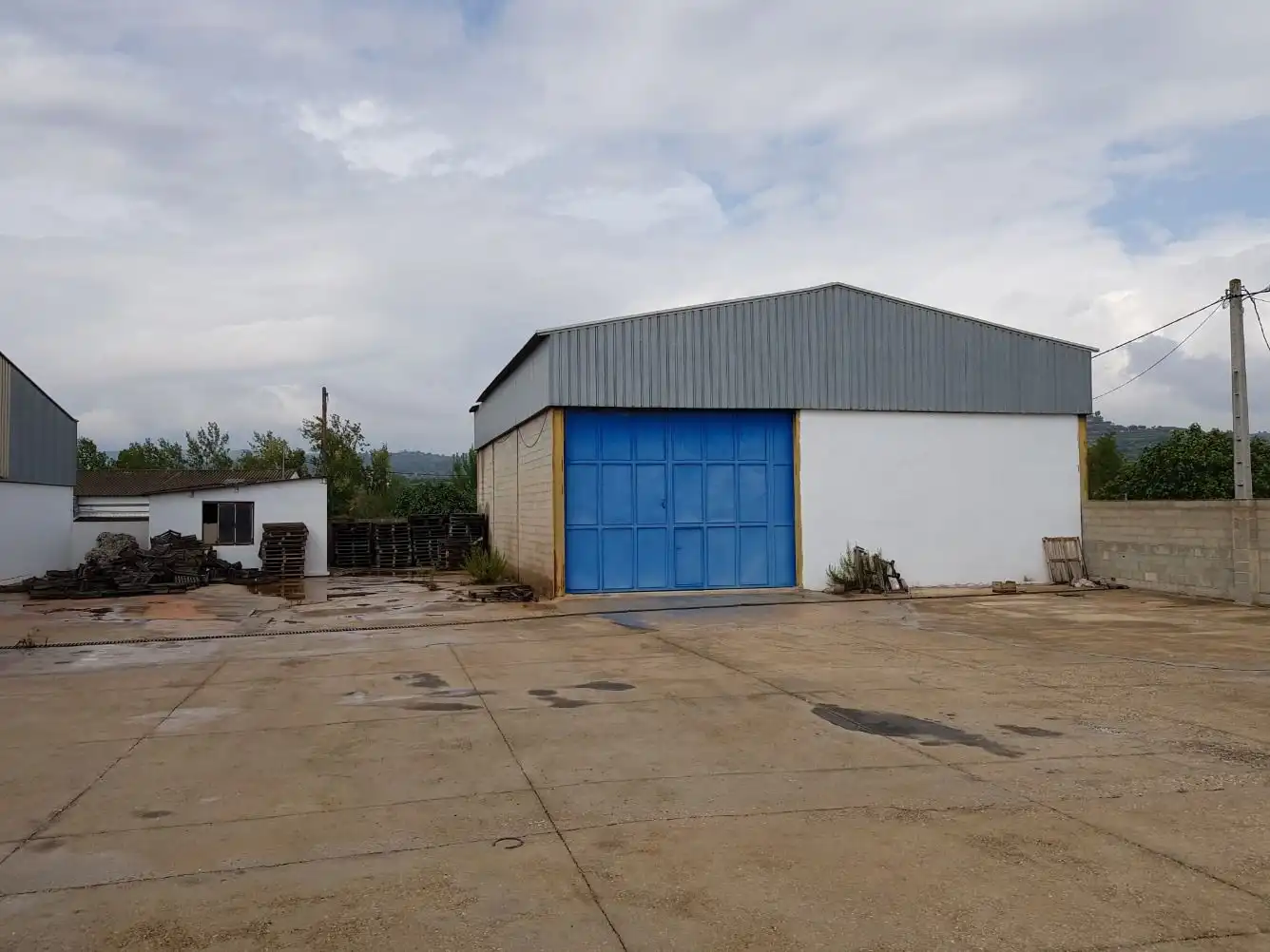 Außenansicht von Fabrikhallen zum Verkauf in Quatretonda