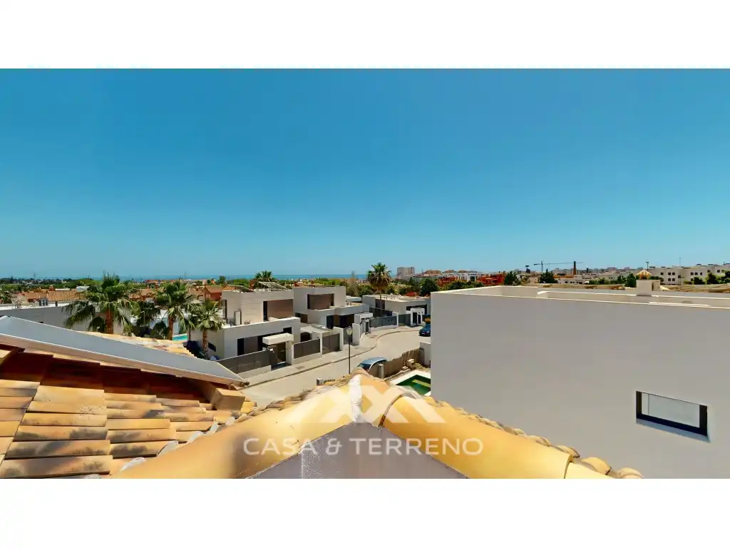 Vista exterior de Casa o xalet en venda en Vélez-Málaga amb Aire condicionat, Jardí privat i Terrassa