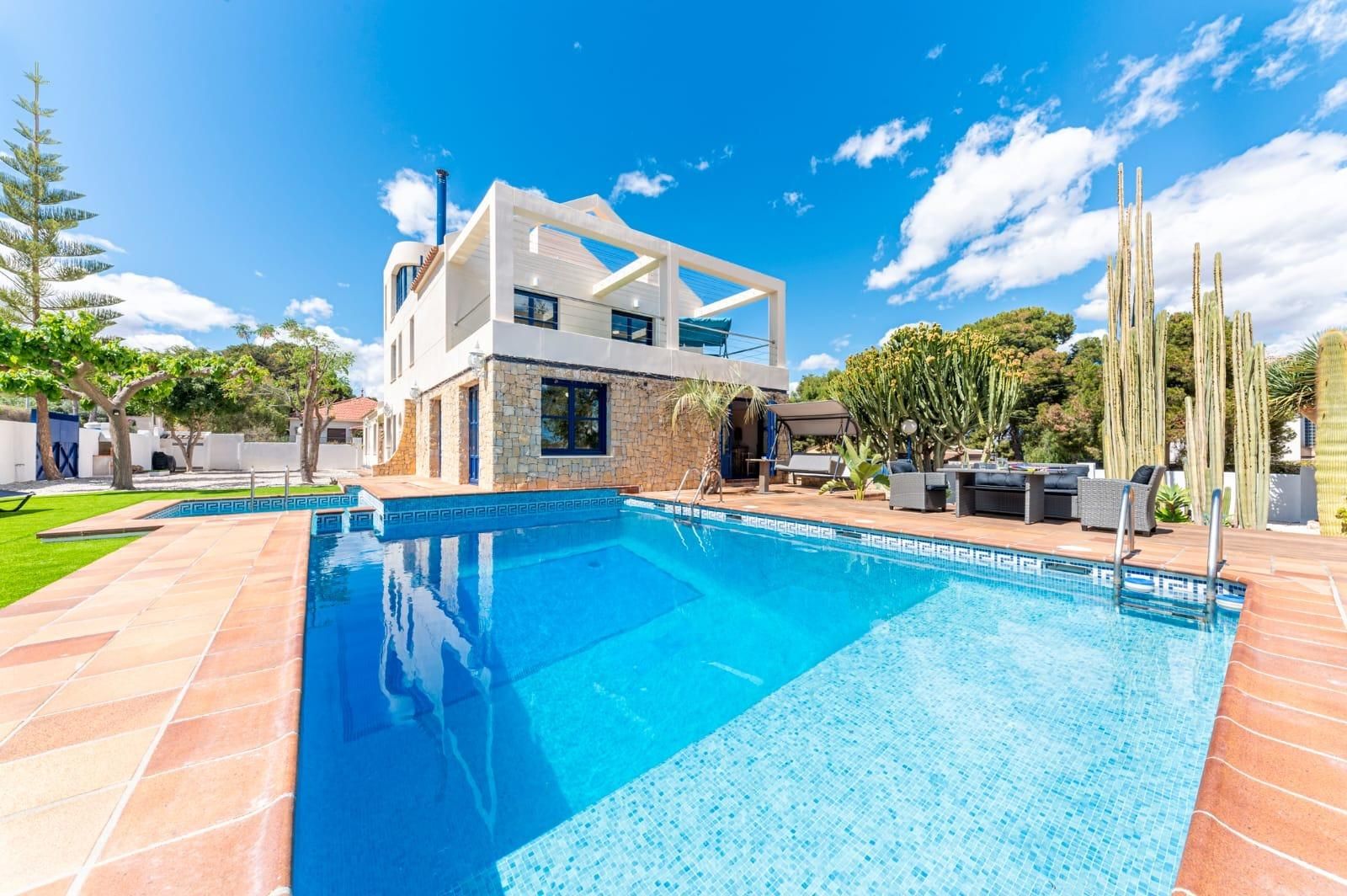Vista exterior de Casa o xalet en venda en Alicante / Alacant amb Calefacció, Jardí privat i Terrassa