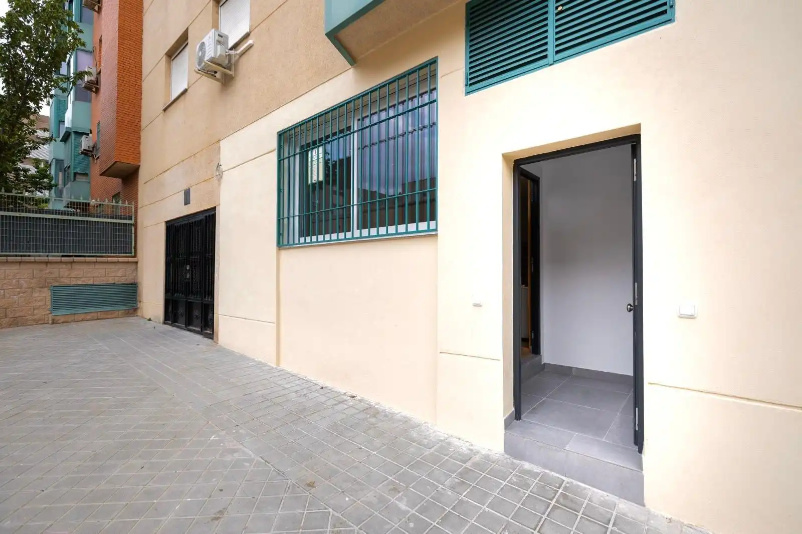 Vista exterior de Pis en venda en Granada amb Aire condicionat