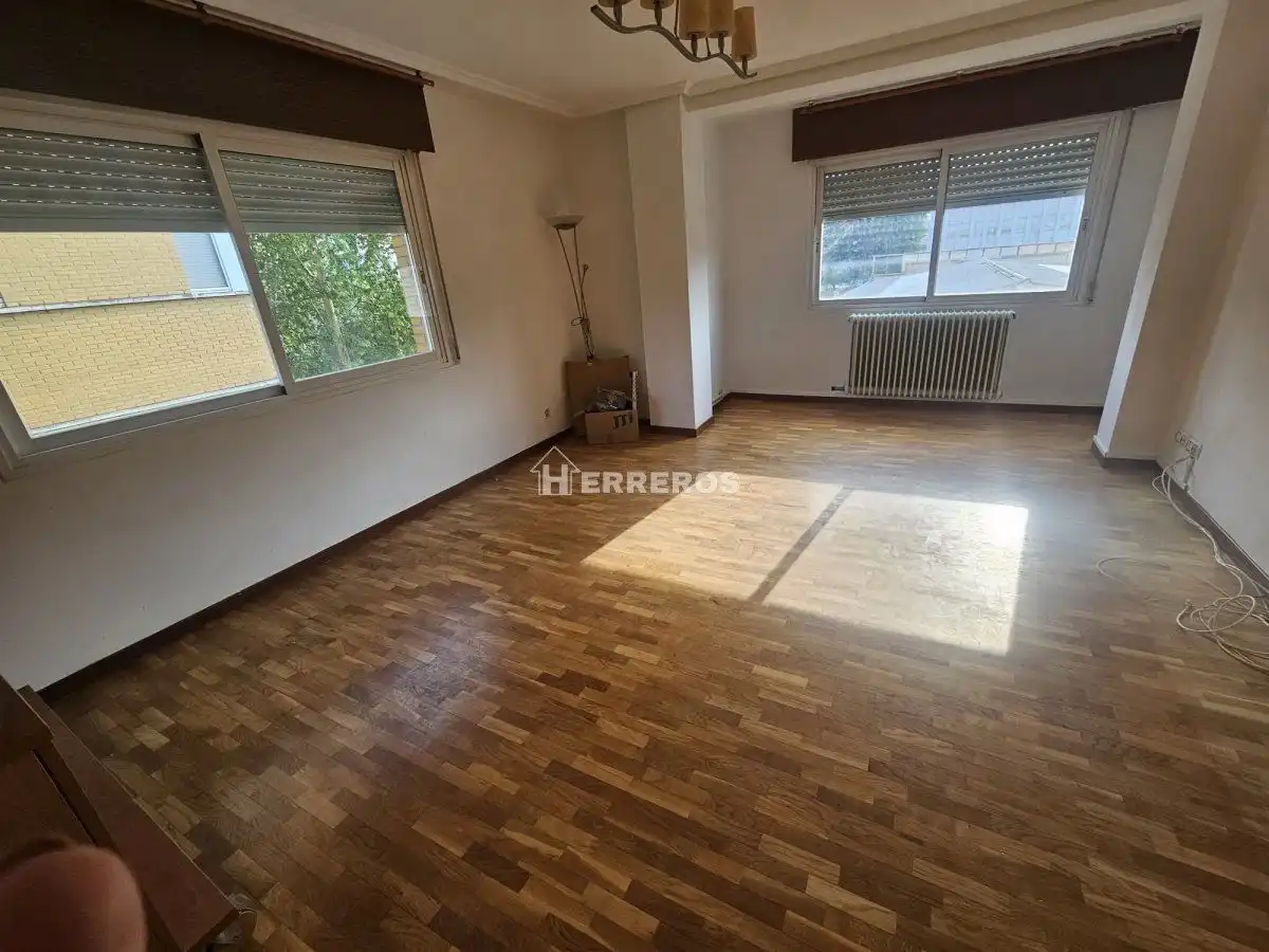Vista exterior de Piso en venta en  Logroño con Calefacción, Parquet y Trastero