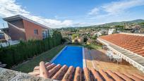 Piscina de Casa o xalet en venda en Caldes d'Estrac amb Calefacció, Jardí privat i Terrassa