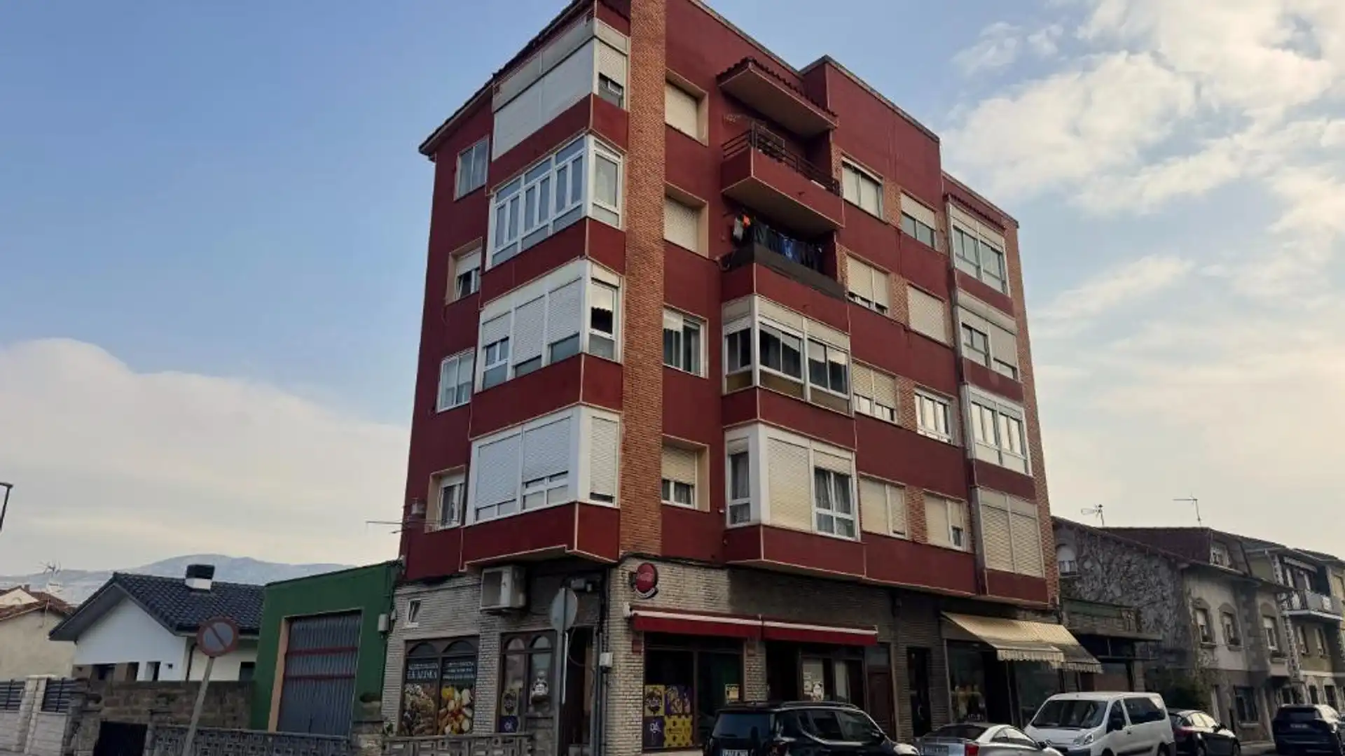 Außenansicht von Wohnung zum Verkauf in Los Corrales de Buelna  mit Heizung und Parkett