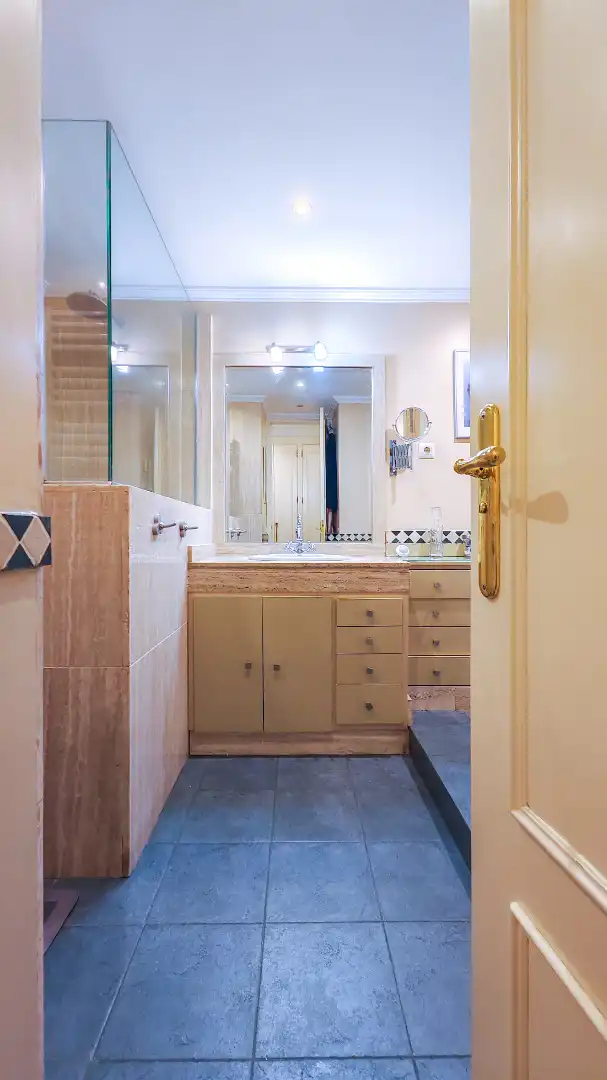 Baño de Piso en venta en Madrid con Aire acondicionado, Calefacción y Jardín privado