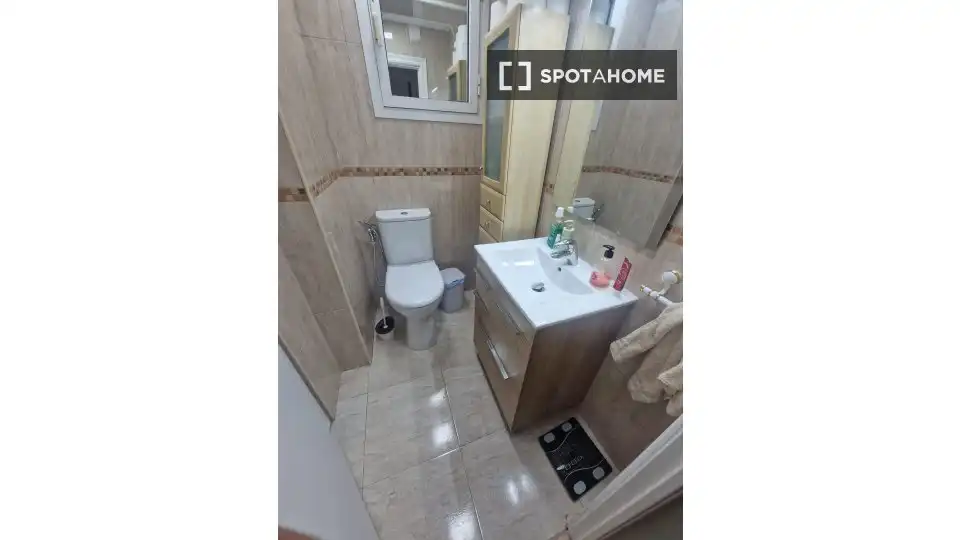 Bathroom of Flat for share in Barcelona  with Air Conditioner, Heating and Furnished