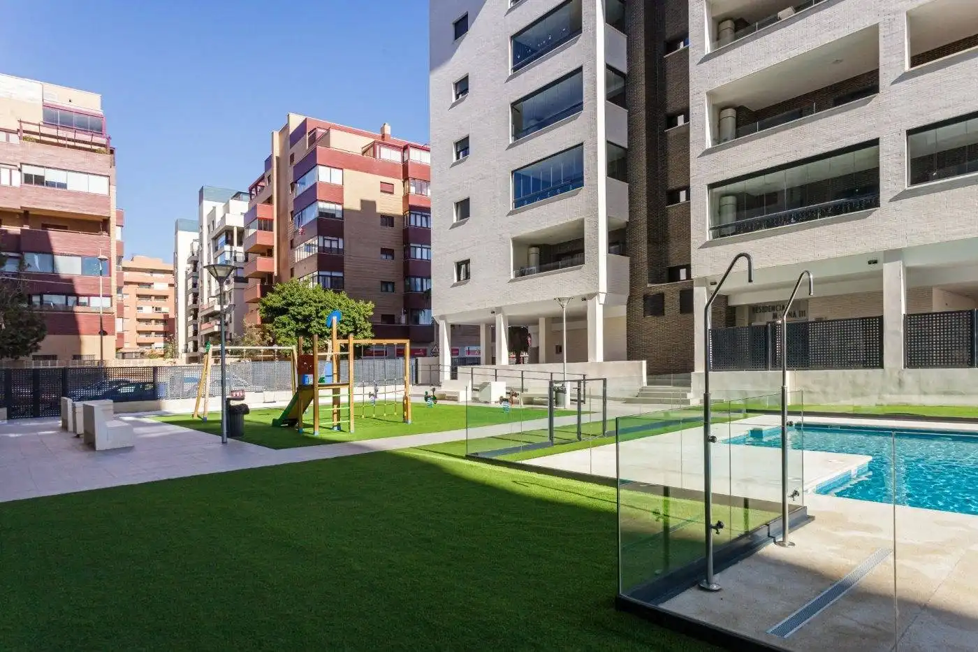 Vista exterior de Pis en venda en Almería amb Aire condicionat, Jardí privat i Terrassa