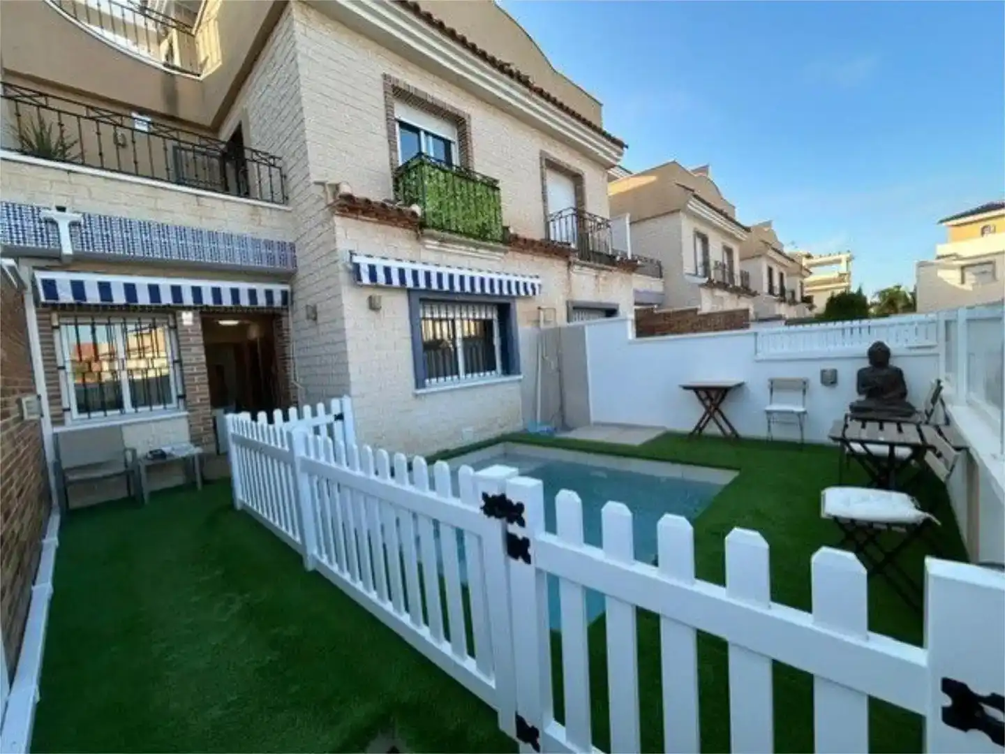 Vista exterior de Pis en venda en Pilar de la Horadada amb Aire condicionat, Piscina i Balcó