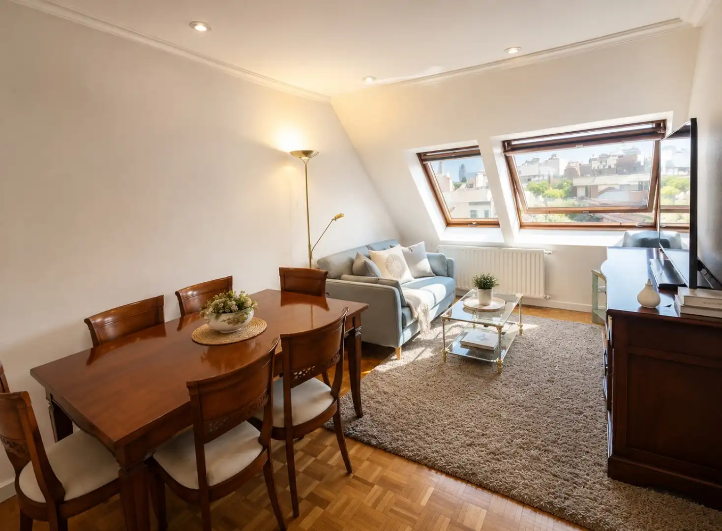 Sala d'estar de Àtic en venda en Oviedo  amb Calefacció, Jardí privat i Parquet