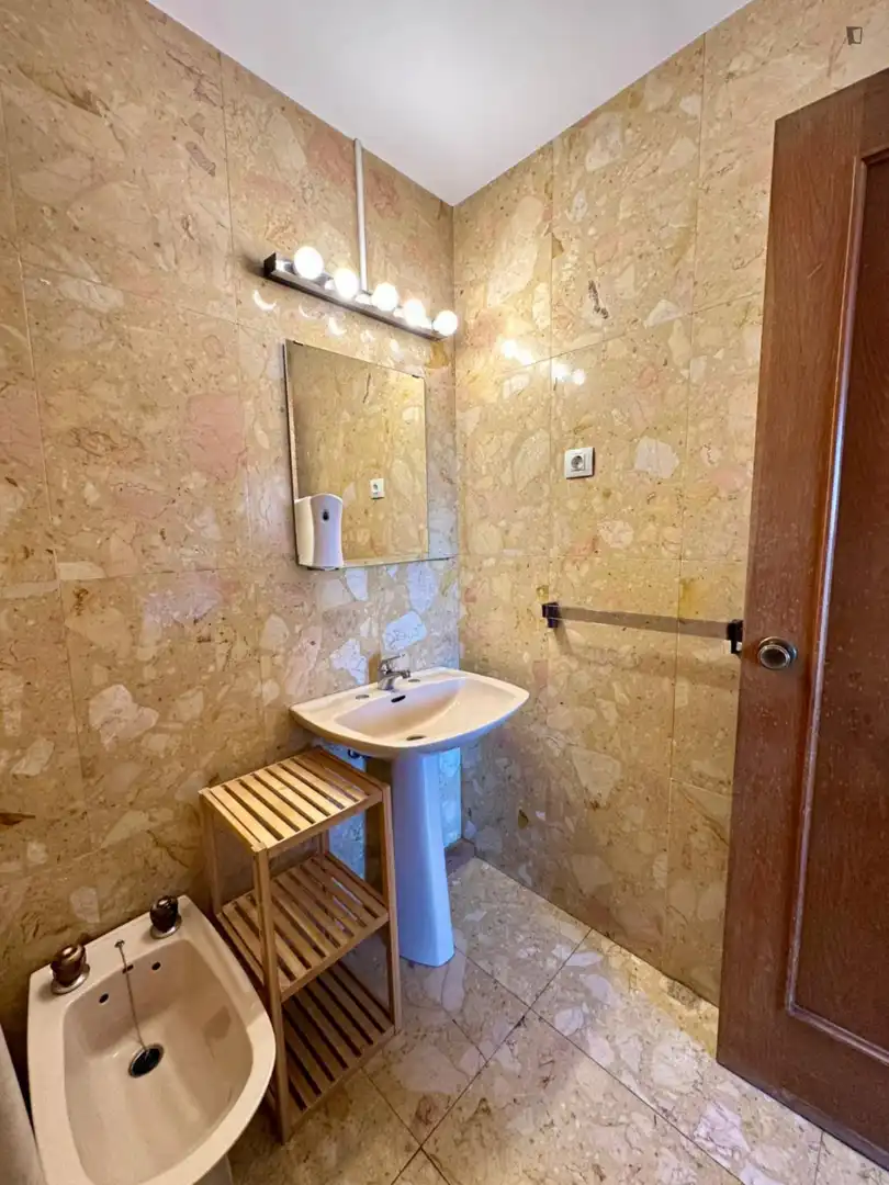 Bany de Apartament de lloguer en Madrid amb Calefacció, Moblat i Forn