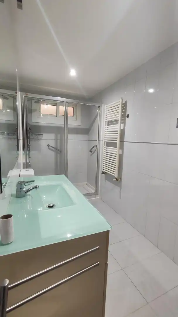 Baño de Piso en venta en Vigo  con Calefacción, Trastero y Balcón